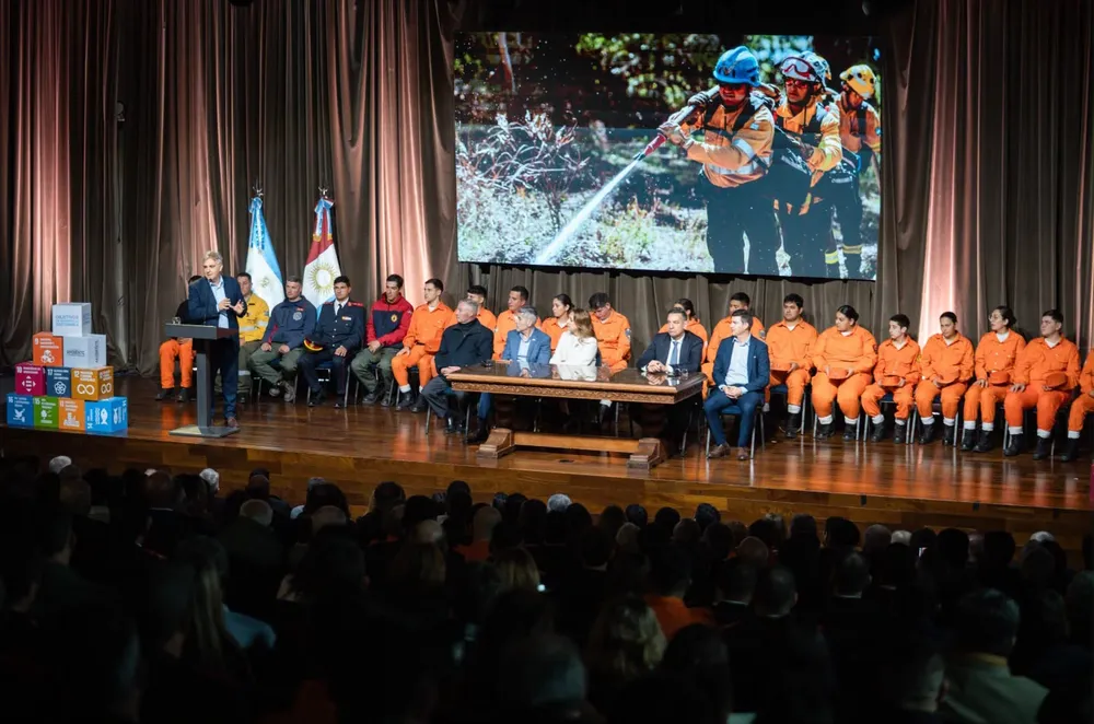 Llaryora y bomberos by gob