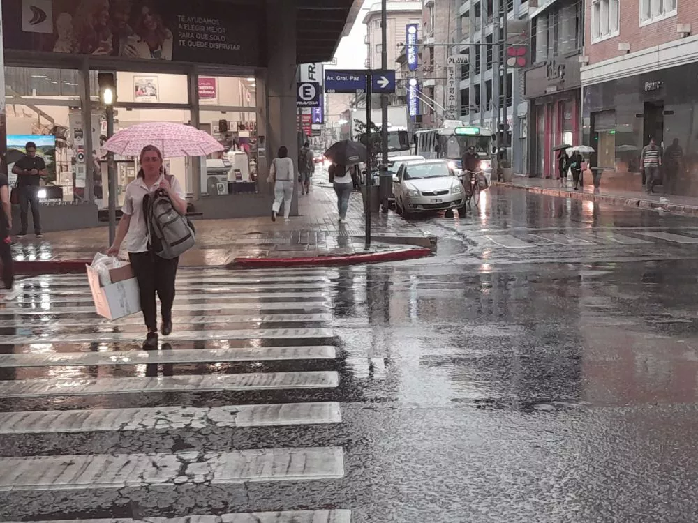 Lluvia en la ciudad 2 by LNM