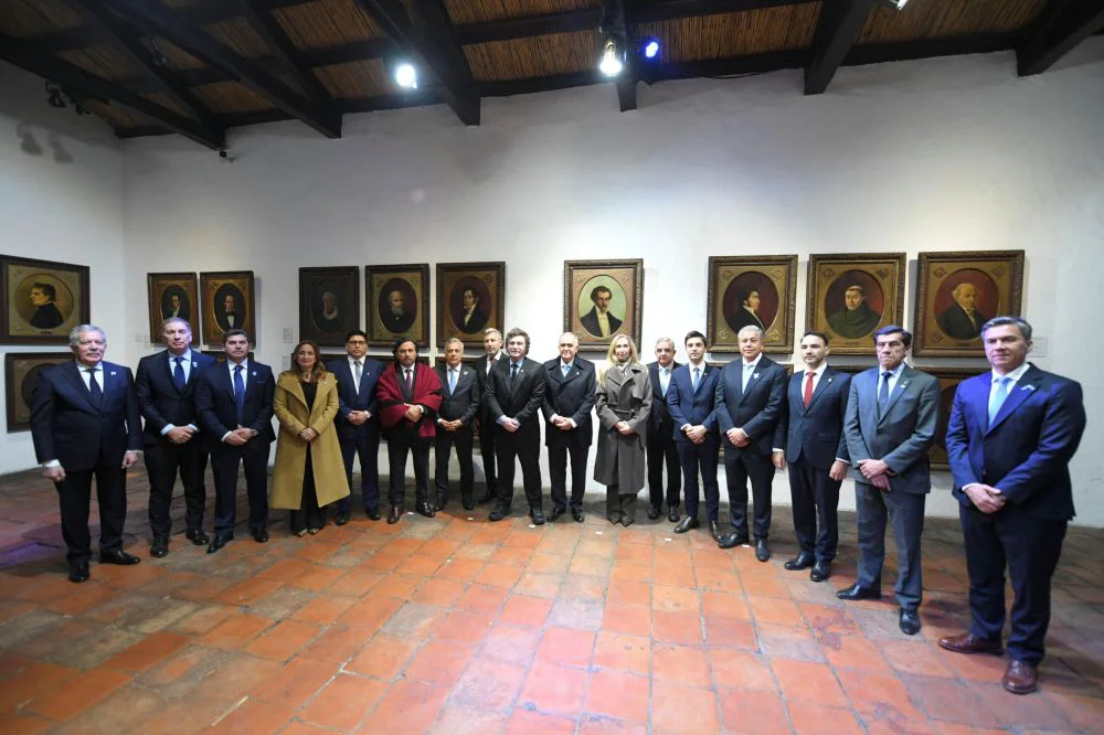Milei y mandatarios prov en Tucumán Foto Presidencia
