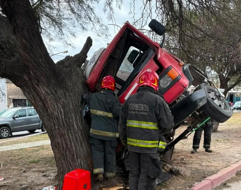 Camión incrustado en un árbol (Policía)