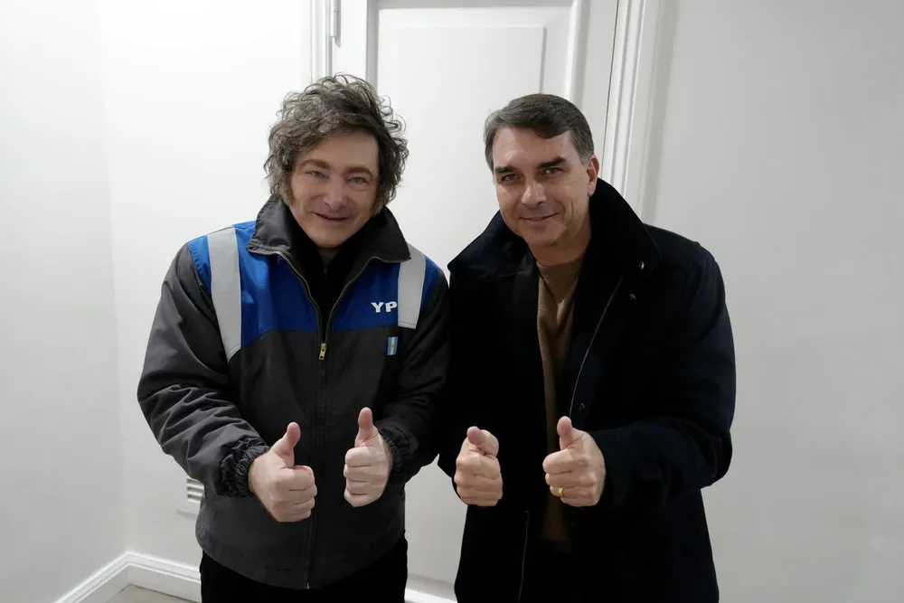 Milei y Flavio Bolsonaro o