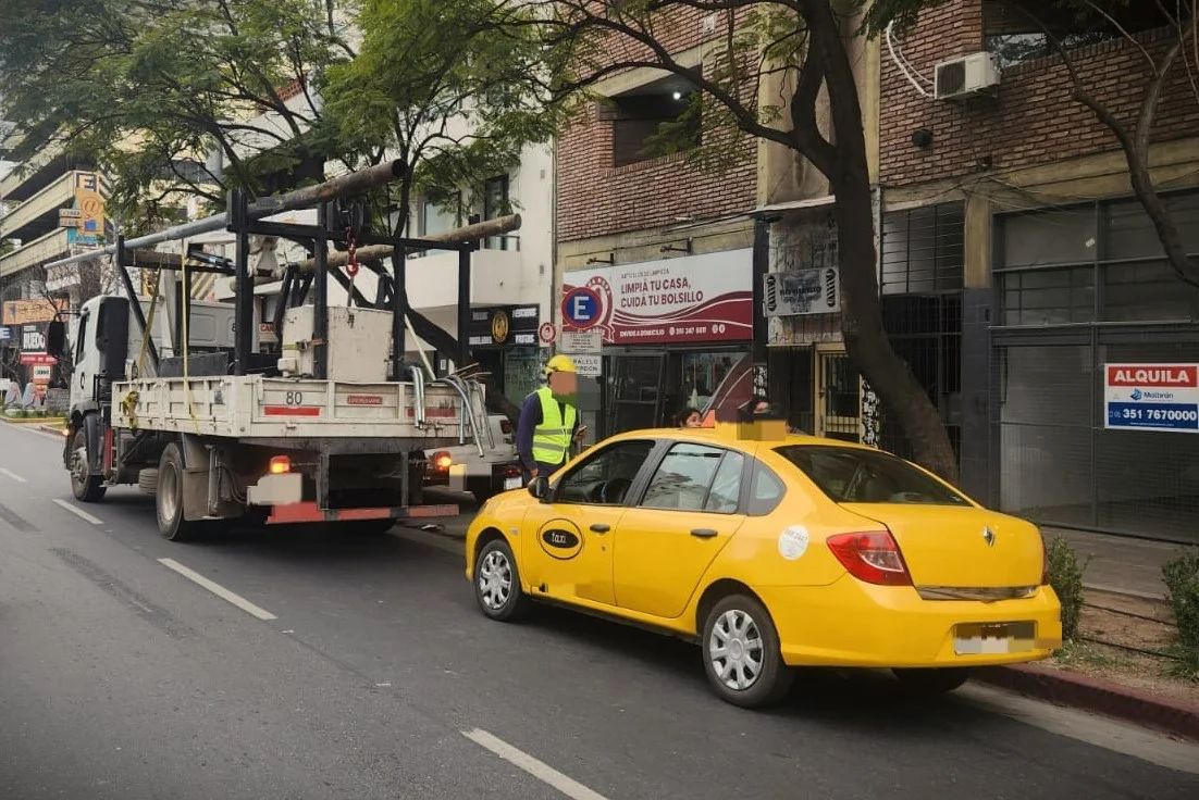 Camión dañó el tendido eléctrico de trolebuses (Policía)