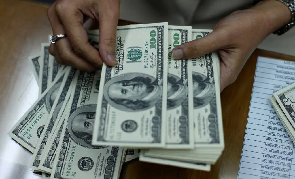 Dólar by na