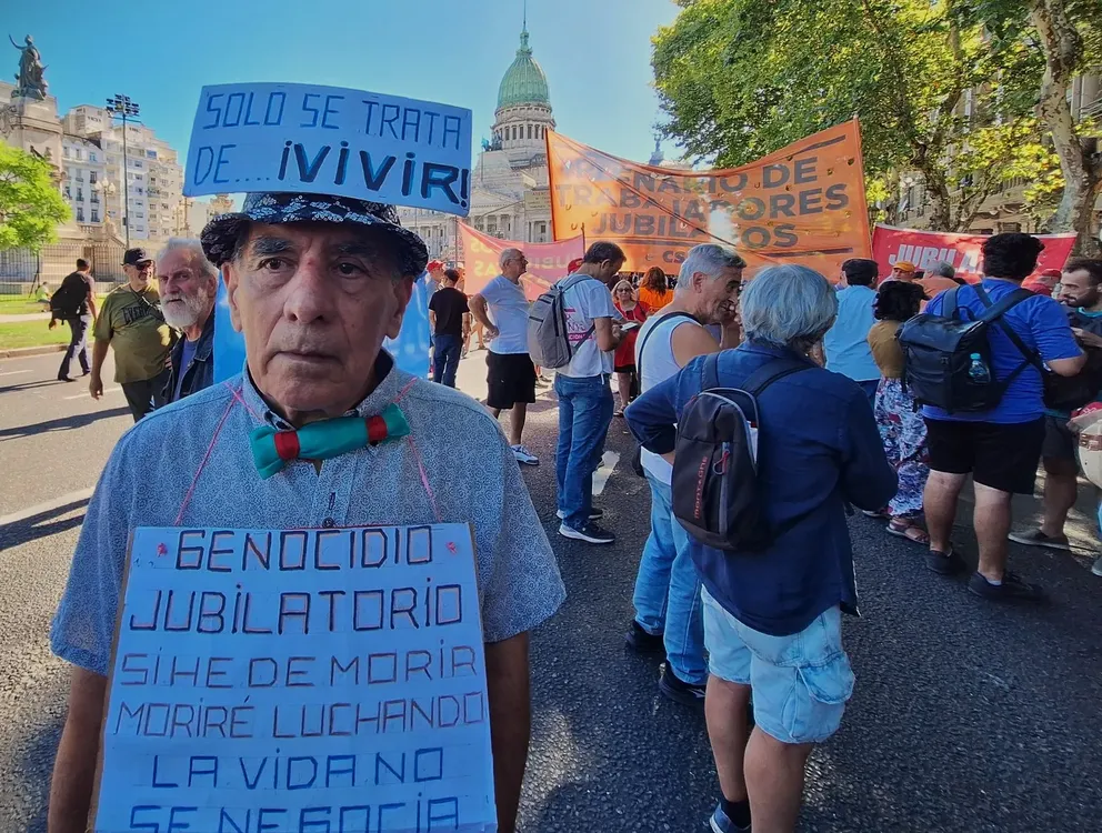 Marcha de jubilados frente al Congreso (Indymedia Argentina) 2