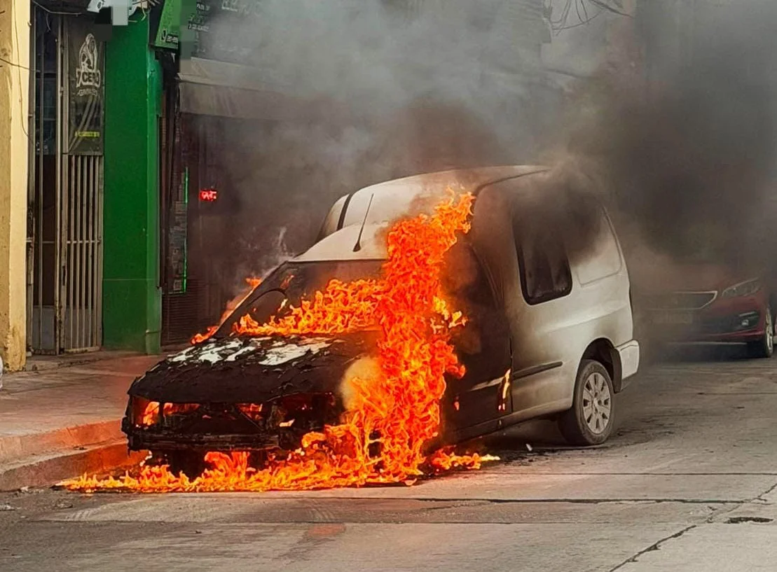 Se incendió una camioneta en barrio Las Flores (Policía)